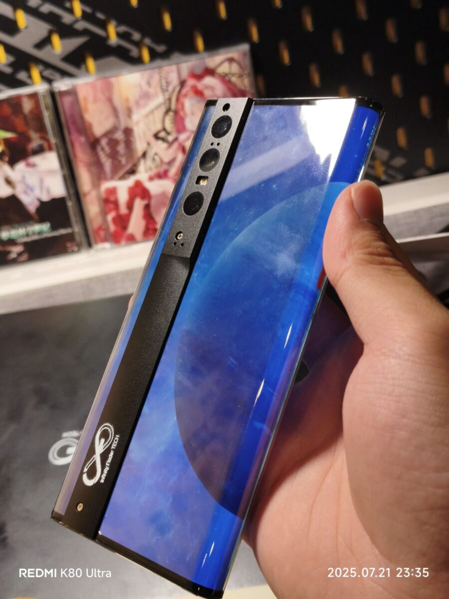 نمای پشت گوشی Mi MIX Alpha در دست کاربر با لوگوی Infinity Finder Tech.