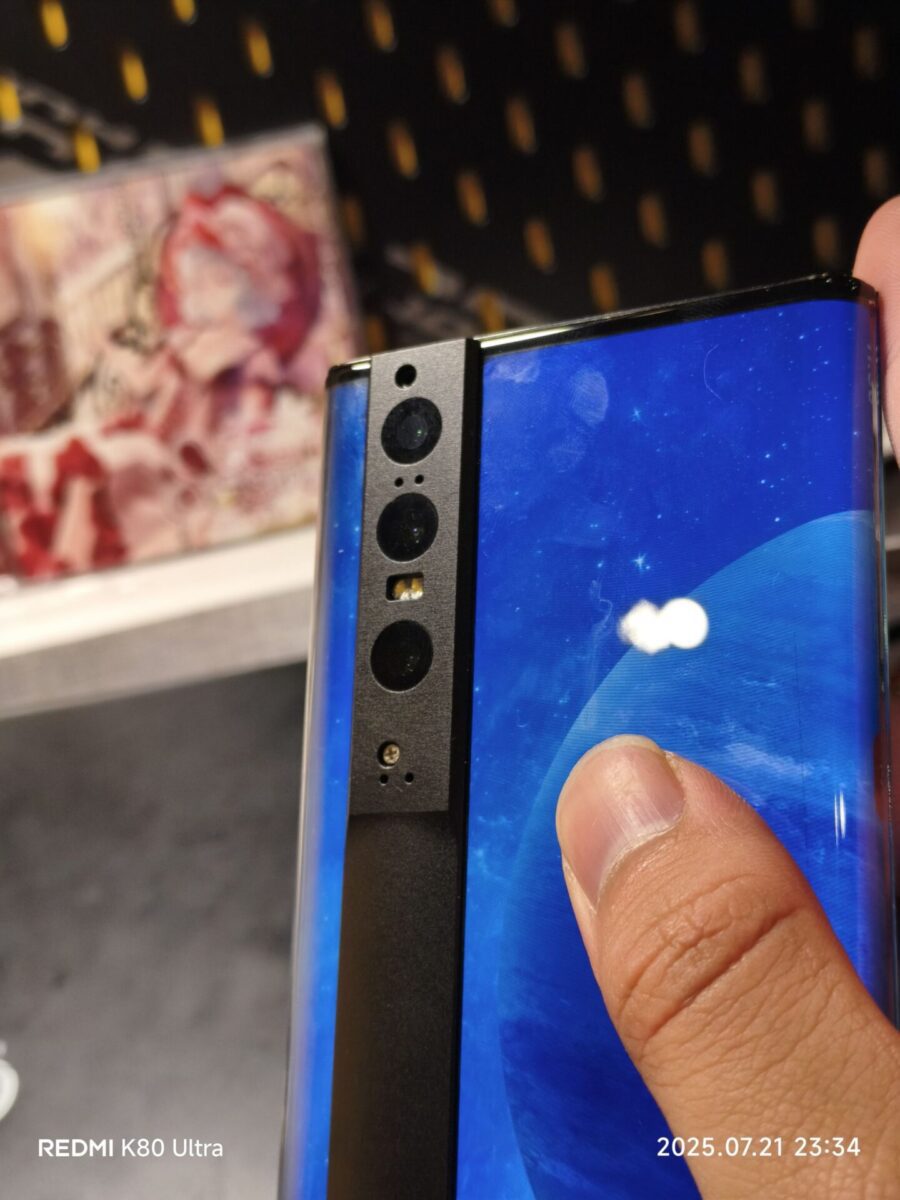 نمای پشت گوشی Mi MIX Alpha که نوار دوربین و ادامه نمایشگر را نشان می‌دهد.