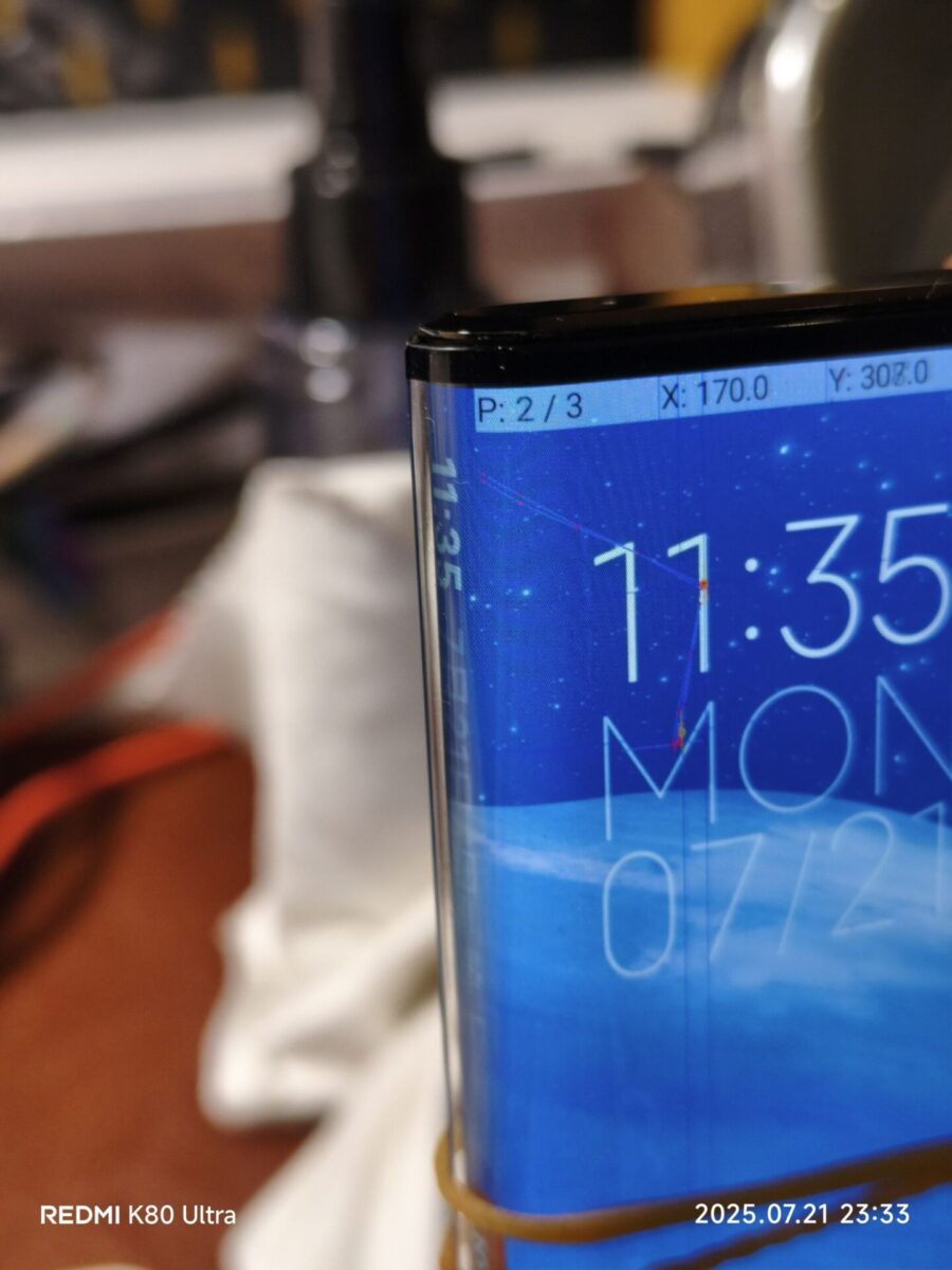 نمای نزدیک از لبه تاشده و نمایشگر جانبی گوشی شیائومی Mi MIX Alpha.