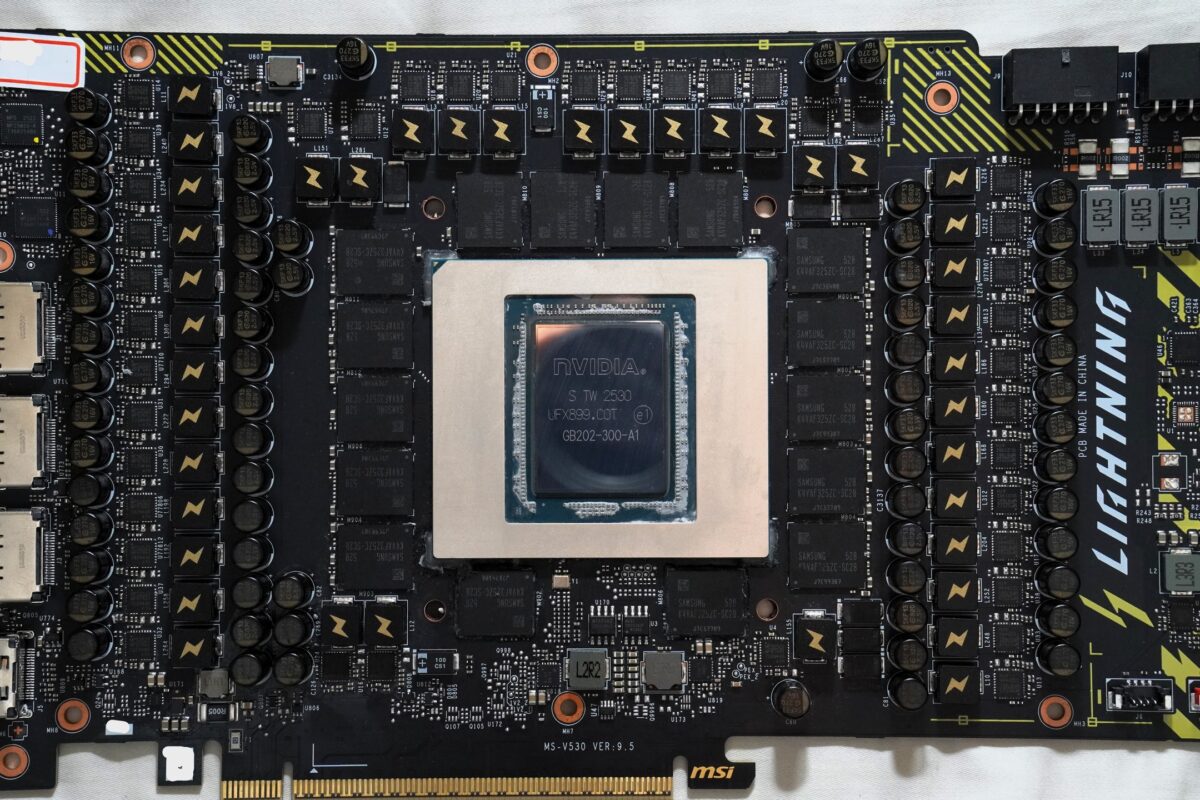 معرفی کارت گرافیک RTX 5090 Lightning با نمایشگر تمام‌سطح 