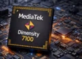 تراشه MediaTek Dimensity 7100 قرار گرفته روی یک برد مدار چاپی با نورپردازی نارنجی.