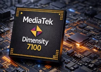 تراشه MediaTek Dimensity 7100 قرار گرفته روی یک برد مدار چاپی با نورپردازی نارنجی.