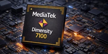 تراشه MediaTek Dimensity 7100 قرار گرفته روی یک برد مدار چاپی با نورپردازی نارنجی.