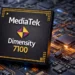تراشه MediaTek Dimensity 7100 قرار گرفته روی یک برد مدار چاپی با نورپردازی نارنجی.