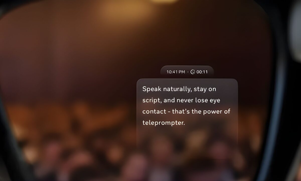 نمای اول‌شخص از داخل لنز عینک هوشمند که متنی را به صورت شفاف برای خواندن کاربر نمایش می‌دهد (قابلیت Teleprompter).