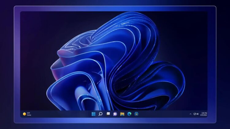 تصویر پسزمینه پیشفرض آبی رنگ ویندوز ۱۱ (Bloom) به همراه نوار وظیفه (Taskbar) در پایین که آیکونهای اپلیکیشنها در مرکز آن قرار دارند.