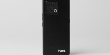 مای پشت یک گوشی مشکی برند Punkt با بافت بدنه زبر و چیدمان سه دوربین در بالا