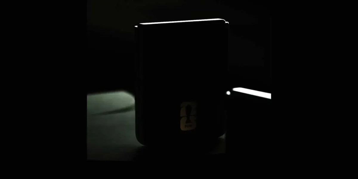 نمای نزدیک از پشت گوشی تاشوی موتورولا Razr در سایه که لوگوی جام جهانی ۲۰۲۶ روی بدنه آن حک شده است.