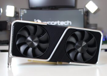 نمای نزدیک از کارت گرافیک NVIDIA GeForce RTX 3060 با دو فن خنککننده مشکی و بدنه نقرهای.