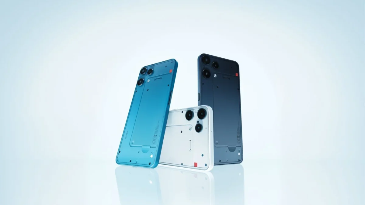 نمای پشت سه گوشی CMF Phone 1 در رنگ‌های آبی تیره، آبی روشن و سفید با طراحی ماژولار.