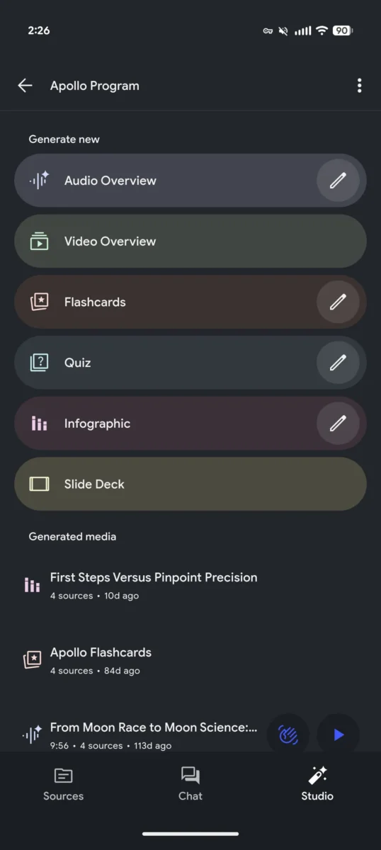 محیط اپلیکیشن NotebookLM با گزینه‌های تولید محتوا مثل ویدیو، فلش‌کارت و اینفوگرافیک.