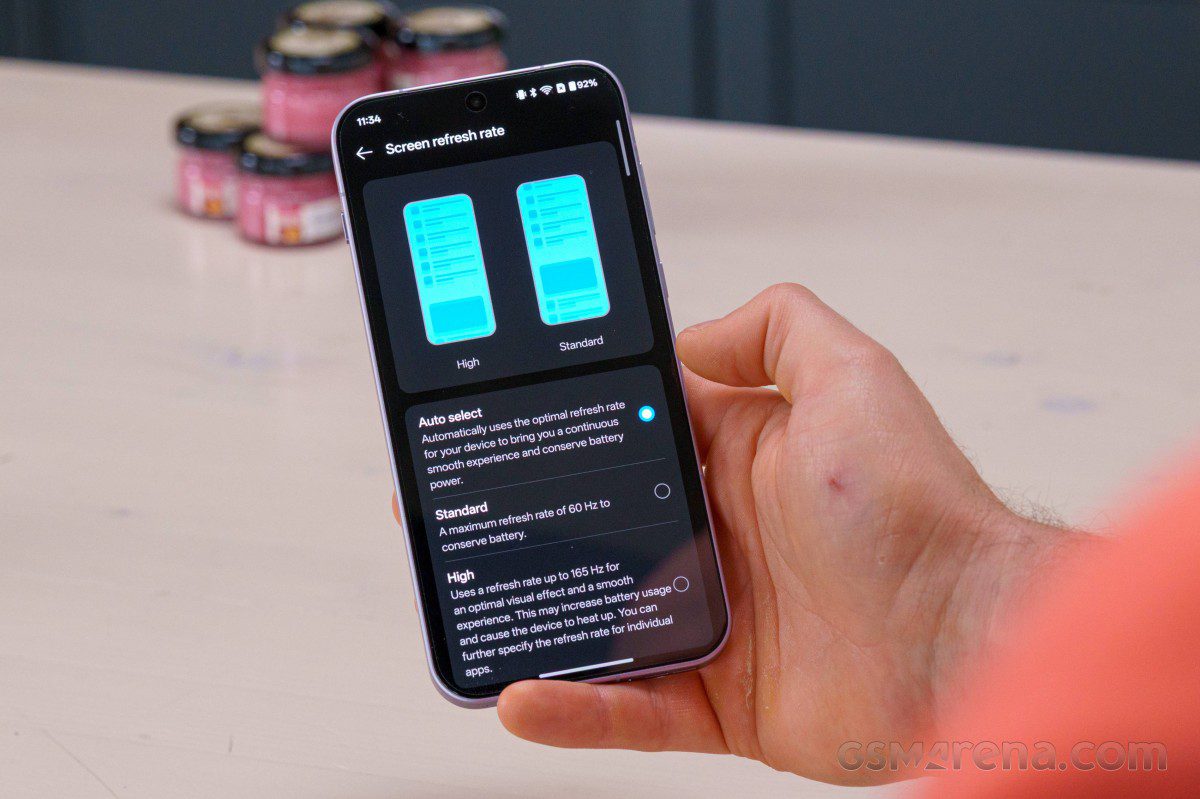 نمای نزدیک از تنظیمات گوشی وان‌پلاس که نرخ نوسازی ۱۶۵ هرتز را در منوی Screen refresh rate نشان می‌دهد.