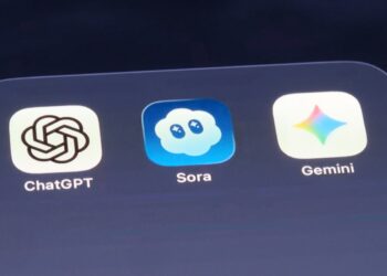 نمای نزدیک از سه آیکون اپلیکیشن ChatGPT، Sora و Gemini در کنار هم بر روی صفحه نمایش.