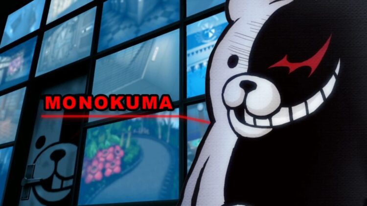 اسکرینشات از رابط کاربری بازی Danganronpa، نمایش نمای نزدیکی از عروسک خرس سیاه و سفید Monokuma در سمت راست، و متن MONOKUMA با فونت قرمز، در مقابل دیواری از مانیتورهای کوچک نمایشگر محیط داخلی و خارجی.