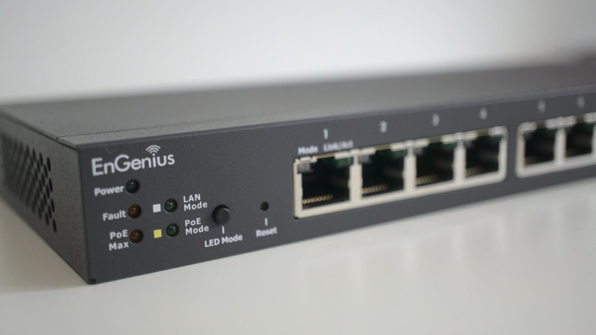 در شبکههای تلفنی مبتنی بر IP، استفاده از PoE باعث حذف آداپتور برق برای هر تلفن میشود.