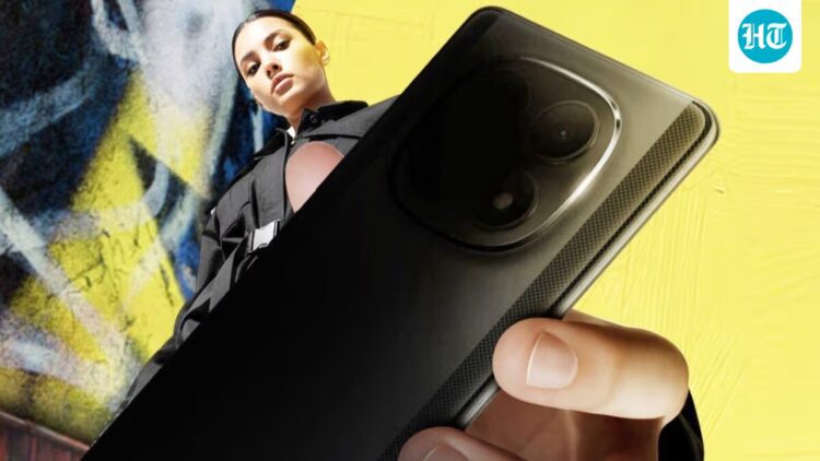 نمای نزدیک از پنل پشتی و ماژول دوربین گوشی سیاه رنگ پوکو.