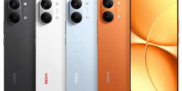 چهار گوشی Redmi Turbo 5 MAX در رنگ‌های مشکی، سفید، آبی روشن و نارنجی در کنار نمای جلوی دستگاه با حاشیه بسیار کم.