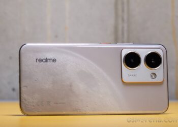 نمای پشت یک گوشی هوشمند برند Realme با رنگ نقرهای طرحدار و دوربین دوتایی در بالا سمت راست.
