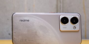 نمای پشت یک گوشی هوشمند برند Realme با رنگ نقره‌ای طرح‌دار و دوربین دوتایی در بالا سمت راست.