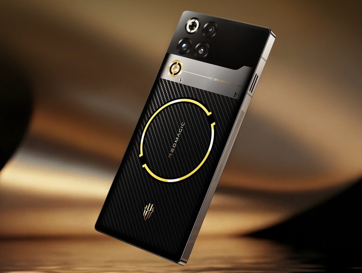 نمای نزدیک از بدنه گوشی RedMagic با سیستم خنککننده مایع و حلقهی طلایی در مرکز.