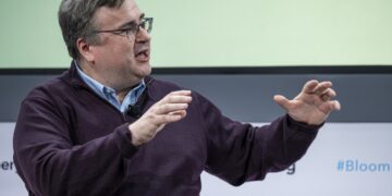 رید هافمن، کارآفرین تکنولوژی، در حال صحبت و استفاده از حرکات دست در یک کنفرانس.