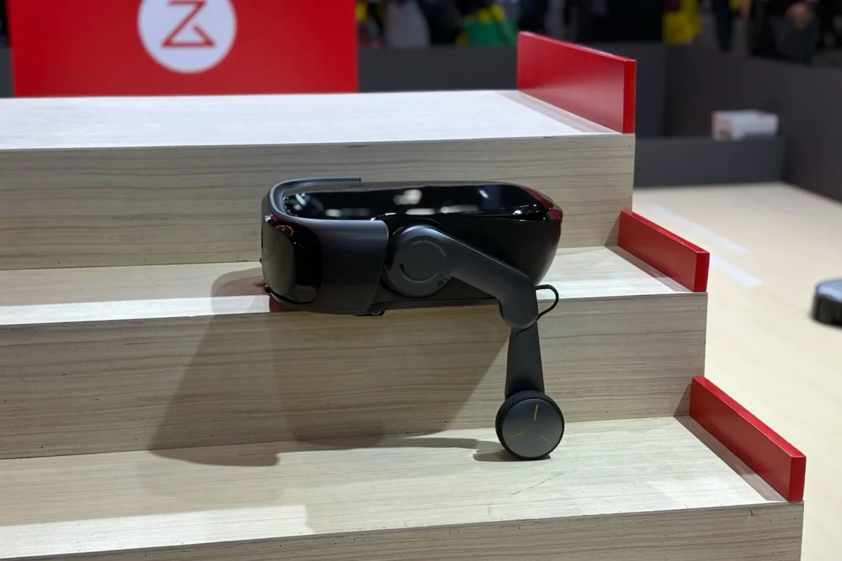 جاروبرقی رباتیک Roborock از پله‌ها بالا می‌رود و آنها را تمیز می‌کند 