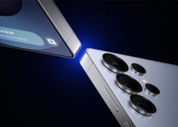 نمای نزدیک از گوشی Samsung Galaxy S26 Ultra با بدنه فلزی نقره‌ای، نمایش ماژول دوربین چندگانه بیرون‌زده در پنل پشتی و لبه‌های تخت، در ترکیب گرافیکی مفهومی با پس‌زمینه تیره