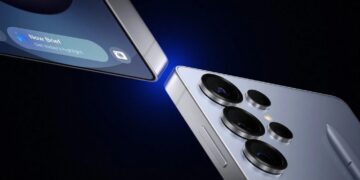 نمای نزدیک از گوشی Samsung Galaxy S26 Ultra با بدنه فلزی نقره‌ای، نمایش ماژول دوربین چندگانه بیرون‌زده در پنل پشتی و لبه‌های تخت، در ترکیب گرافیکی مفهومی با پس‌زمینه تیره