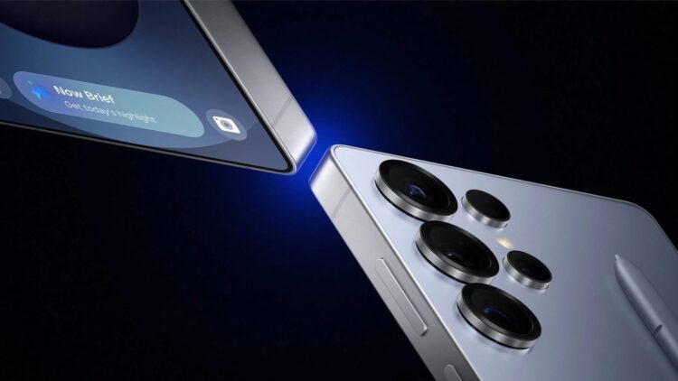 نمای نزدیک از گوشی Samsung Galaxy S26 Ultra با بدنه فلزی نقره‌ای، نمایش ماژول دوربین چندگانه بیرون‌زده در پنل پشتی و لبه‌های تخت، در ترکیب گرافیکی مفهومی با پس‌زمینه تیره