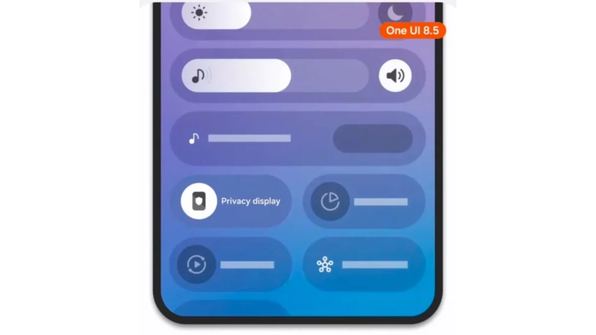اسکرین‌شات مفهومی از رابط One UI 8.5 روی گوشی Samsung Galaxy، نمایش پنل تنظیمات سریع شامل اسلایدرهای صدا و روشنایی و گزینه Privacy display با طراحی کارت‌محور