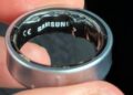 نمای نزدیک از داخل یک حلقه هوشمند سامسونگ (Galaxy Ring) که دچار تورم باتری و تغییر شکل بدنه شده است.