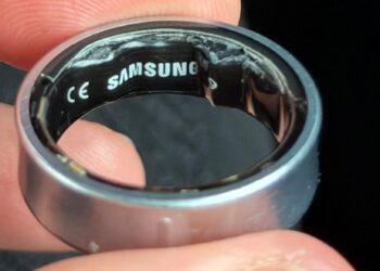 نمای نزدیک از داخل یک حلقه هوشمند سامسونگ (Galaxy Ring) که دچار تورم باتری و تغییر شکل بدنه شده است.