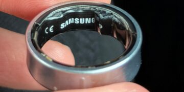 نمای نزدیک از داخل یک حلقه هوشمند سامسونگ (Galaxy Ring) که دچار تورم باتری و تغییر شکل بدنه شده است.