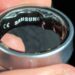 نمای نزدیک از داخل یک حلقه هوشمند سامسونگ (Galaxy Ring) که دچار تورم باتری و تغییر شکل بدنه شده است.