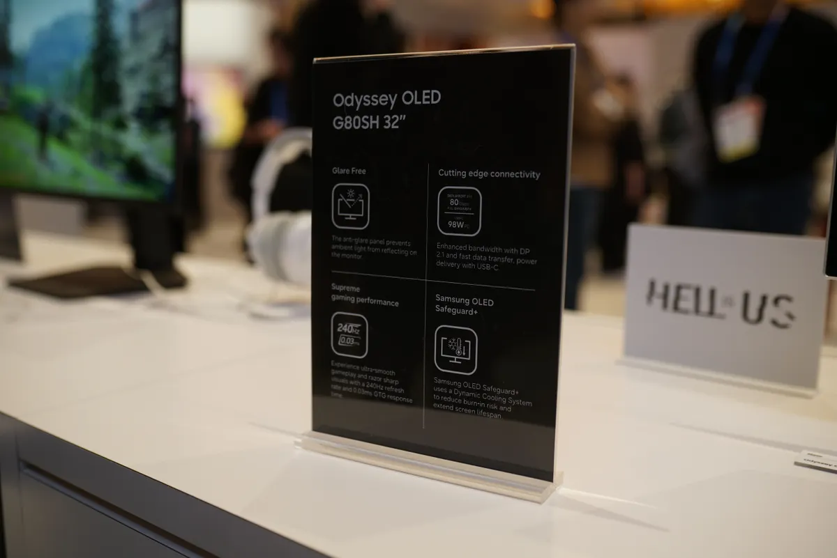 مشخصات مانیتور ۳۲ اینچ OLED با پنل ضد انعکاس و نرخ نوسازی ۲۴۰ هرتز.