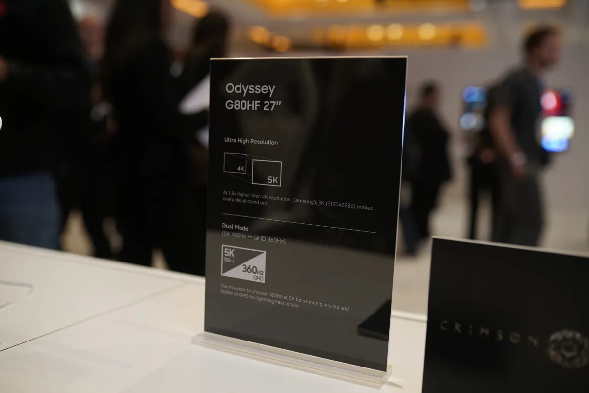 تابلو مشخصات مانیتور ۲۷ اینچ سامسونگ با رزولوشن 5K و نرخ نوسازی ۱۸۰ هرتز.