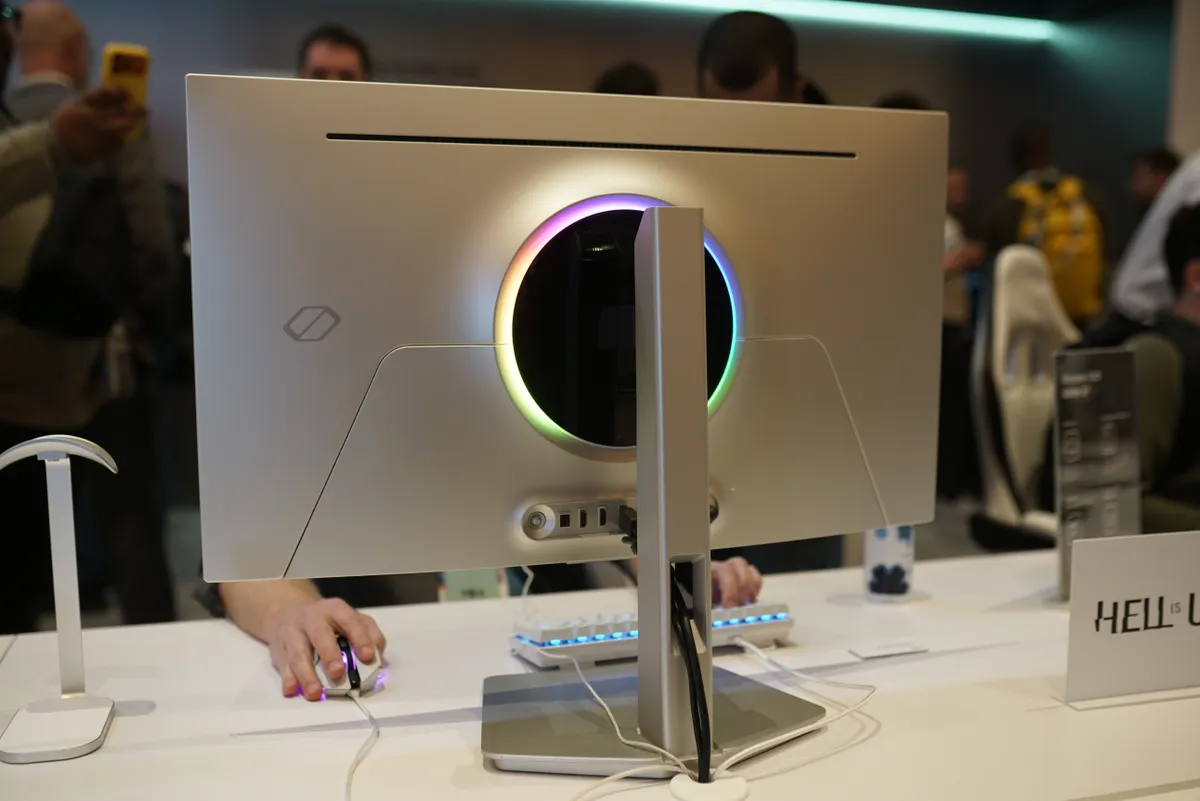 نمای پشت مانیتور گیمینگ سامسونگ با نورپردازی دایره‌ای RGB (Core Lighting).