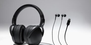 یک هدفون روگوشی مشکی و یک ایرباد سیم‌دار سنهایزر در یک پس‌زمینه سفید ساده.