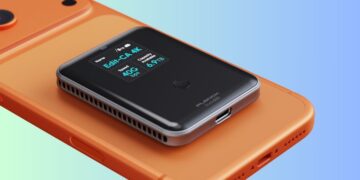 درایو SSD مشکی کوچک Planck که به صورت مغناطیسی به پشت یک گوشی هوشمند نارنجی متصل شده است.