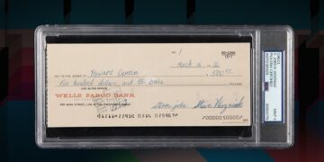 نمای اسکنشده از یک چک تاریخی اپل که داخل قاب محافظ شفاف مخصوص کلکسیون قرار دارد. چک توسط Wells Fargo Bank صادر شده و به نام Howard Cantin به مبلغ 500 دلار با تاریخ March 16, 1976 نوشته شده است. امضاهای Steven Jobs و Steve Wozniak در پایین چک دیده میشود و برچسب احراز اصالت کلکسیونی در کنار قاب قرار دارد.