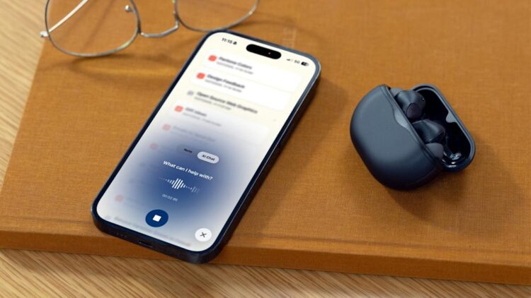 هدفونهای بیسیم Subtle Voicebuds در کنار گوشی آیفون که در حال نمایش رابط کاربری چت هوش مصنوعی و ضبط صدا است.