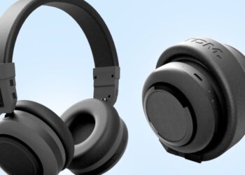 هدفونهای بیسیم مشکی که به شکل یک اسپیکر بلوتوثی استوانهای جمع شدهاند.