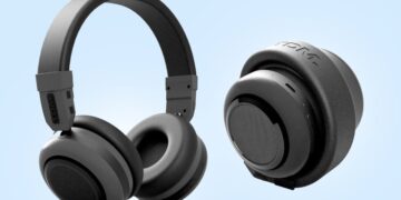 هدفونهای بیسیم مشکی که به شکل یک اسپیکر بلوتوثی استوانهای جمع شدهاند.