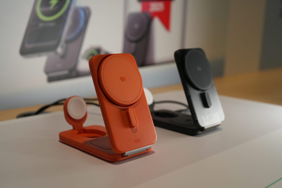 نمای نزدیک از شارژر وایرلس نارنجی رنگ ESR که در حالت باز قرار دارد و محل قرارگیری ساعت و گوشی روی آن مشخص است.