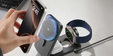 نمای گرافیکی از یک ایستگاه شارژ ۳ در ۱ که هم‌زمان آیفون، اپل واچ و ایرپاد را شارژ می‌کند و افکت نوری آبی نشان‌دهنده تکنولوژی خنک‌کننده آن است.