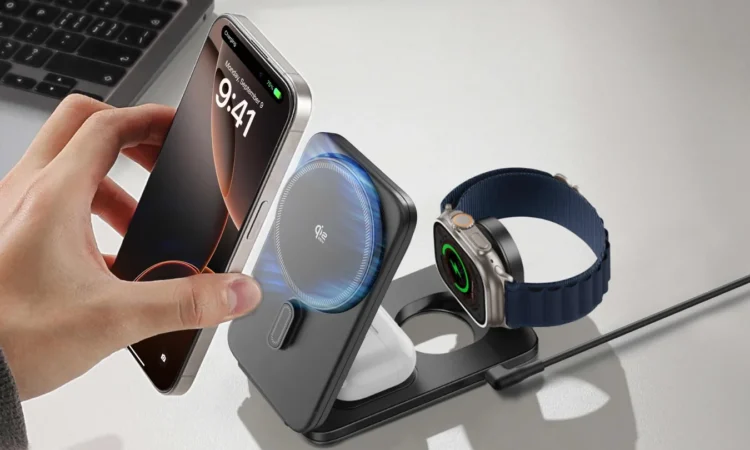 نمای گرافیکی از یک ایستگاه شارژ ۳ در ۱ که هم‌زمان آیفون، اپل واچ و ایرپاد را شارژ می‌کند و افکت نوری آبی نشان‌دهنده تکنولوژی خنک‌کننده آن است.