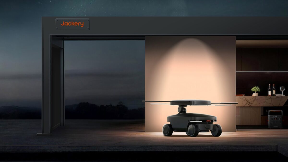 ربات چهارچرخ هوشمند Jackery با پنل‌های خورشیدی بازشونده در حال حرکت در محوطه باز.