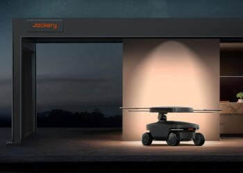 ربات چهارچرخ هوشمند Jackery با پنلهای خورشیدی بازشونده در حال حرکت در محوطه باز.