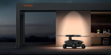 ربات چهارچرخ هوشمند Jackery با پنل‌های خورشیدی بازشونده در حال حرکت در محوطه باز.