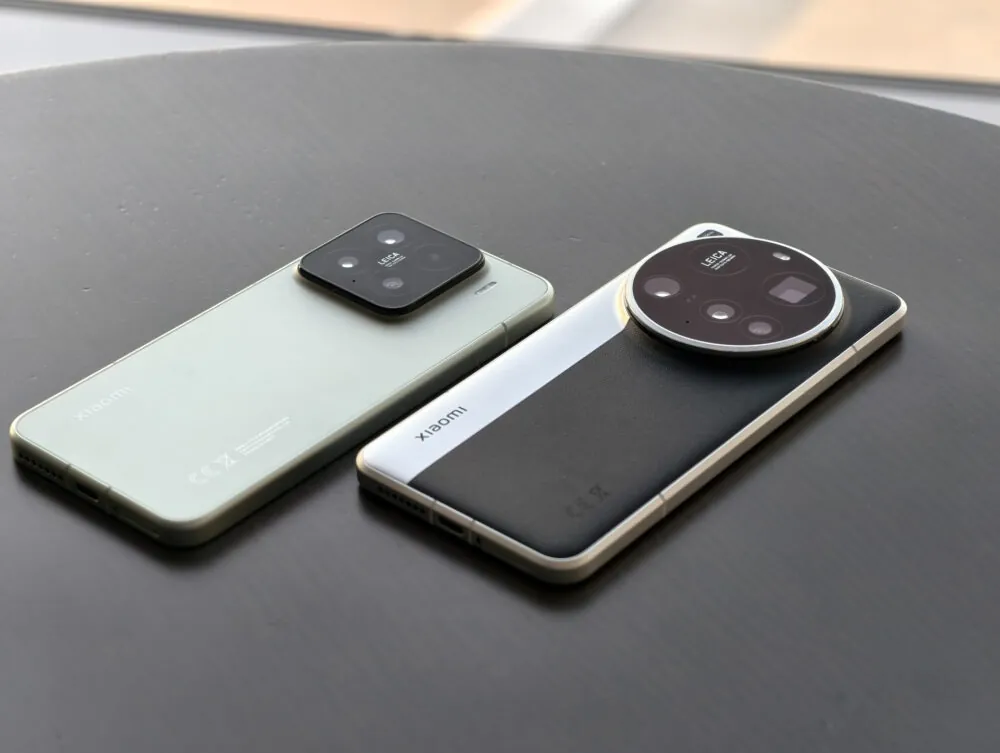 گوشی شیائومی ۱۵ در کنار یک مدل دیگر با ماژول دوربین دایره‌ای بزرگ روی میز خاکستری.